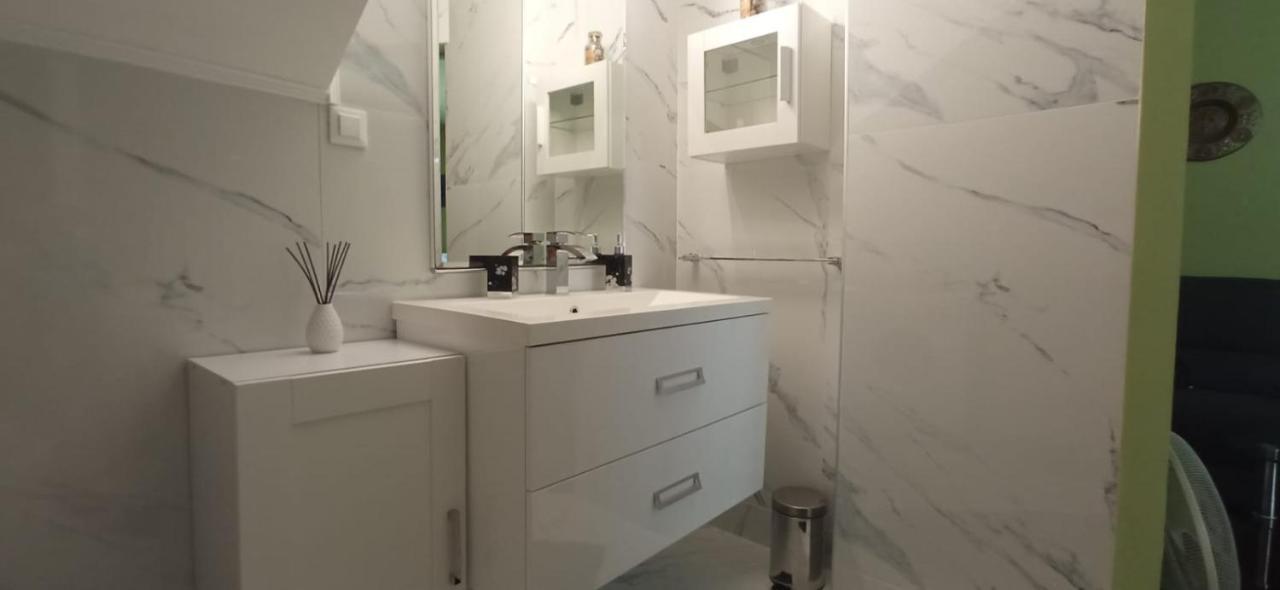 Luxury Apartments Kyara สปลิท ภายนอก รูปภาพ